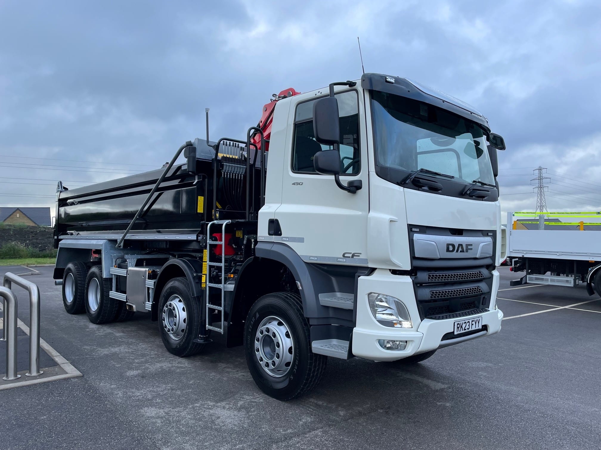 A 32 Tonne tipper grab truck ready to rent and hire
